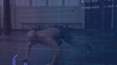 Fitness Stüdyosu 'nda tek kollu döşeme yapan adam, animasyon finansal grafikler ve grafikler gösteriyor. Kuvvet, zindelik, dijital, veri, sağlık, eğitim, yenilik