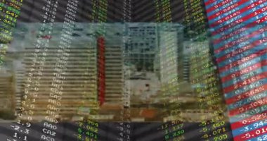 Renkli kodları ve sayısal değerleri göstererek ufuk çizgisinde yüzen şeffaf finansal şebekeler. Teknoloji, kentsel, geleceksel, veri, finans, arayüz, yenilik