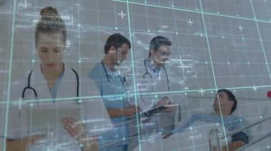 Sağlık ekibi hastanedeki tabletteki hasta verilerini inceliyor, şablon şebekesi örtüsü gösteriyor. Tıbbi, takım çalışması, profesyonellik, modern, klinik, tanı, işbirliği