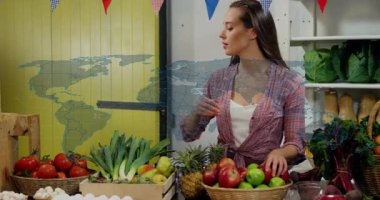 Flama altında sepetler düzenleyen kadın satıcı, perakende pazarlama için dünya haritası grafiği sergiliyor. Taze ürün, pazar yeri, rustik, canlı, yerel gıda, beslenme, sürdürülebilirlik