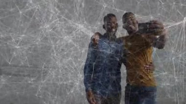 Sahilde akıllı telefonları izleyen iki adam, hatları birbirine bağlayan animasyon teknolojisi ağı sergiliyorlar. Ekip, işbirliği, dijital, yenilik, bağlantı, gündelik, boş zaman