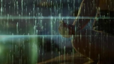 Mudra oluşturan bir kadın. Mala bileziği, kod akışı ve işaret fişeği teknolojisi kullanıyor. Teknoloji, maneviyat, dinginlik, dijital, farkındalık, soyutlama, uyum