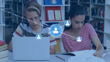 Kütüphanede eğitim materyalleri üzerine çalışan iki öğrenci, profillerini birbirine bağlayan animasyon ağ simgeleriyle. Öğrenme, işbirliği, eğitim, dijital, takım çalışması, modern, okur yazarlık