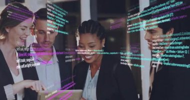 Teknoloji bürosu koridorunda tablet üzerinde işbirliği yapan ekip, çok renkli kodlar sergiliyor. İş, teknoloji, yenilik, dijital, takım çalışması, modern, profesyonel