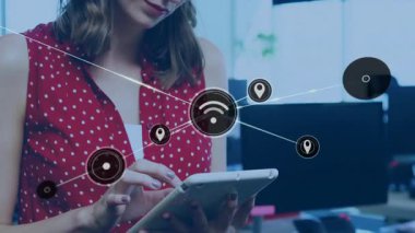 Kırmızı bluzlu bir kadın ofiste aşağıya bakıyor, teknoloji ağı simgelerini gösteriyor. Teknoloji, bağlantı, ağ, profesyonel, modern, iletişim, dijital