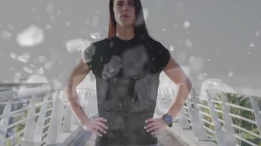 Metal köprünün üzerinde duran kadın fitness etkileyicisi, animasyon grafikli akıllı saat verilerini gösteriyor. Atletik, kentsel, minimalist, modern, sağlık, motivasyon, açık hava