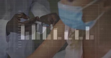 Erkek sağlık çalışanı klinikte hastanın koluna şırınga enjekte ediyor. Animasyon sağlık raporlarını gösteriyor. Tıbbi, sağlık, klinik, veri, mesleki, analiz, müdahale