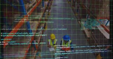 Kask takan bir depo işçisi yeşil şebeke altındaki rafları ve kutuları 3 boyutlu olarak kontrol ediyor. Envanter, lojistik, sanayi, dijital, fütürizm, analiz, otomasyon