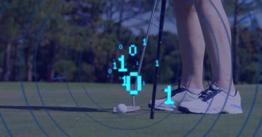Golfçü bacaklarını yeşile boyayarak golf topunun arkasında çift kaplamalı golf sopasını gösteriyor. Atletik, spor, açık hava, minimalizm, teknoloji, hassasiyet, rekabet