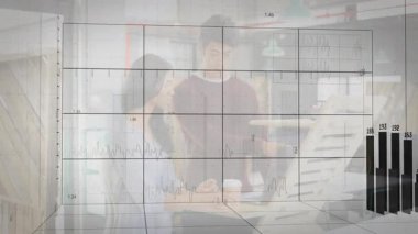 Tabletin üzerine eğilen bir adam, ekranı gösteren bir kadın, teknoloji stüdyosunda 3 boyutlu çizelge sergiliyor. İşbirlikçiler, yenilik, teknoloji, modernite, analitik, çalışma alanı, yaratıcı