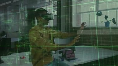 VR kulaklık kullanan bir adam çatı katında yeşil şebeke şifreleme arayüzünü gösteriyor. Fütürist, teknoloji, yenilik, iç mekan, dalgın, dijital, çalışma alanı