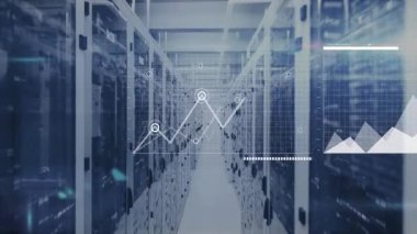 3D render sunucu raf koridoru serin mavi ışıkta parlıyor, veri grafikleri ve LED göstergeleri gösteriliyor. Teknoloji, veri, ağ, analitik, dijital, altyapı, yenilik