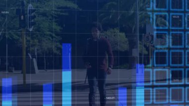 Şehir caddesinde yaya geçidinde yürüyen bir adam dünya haritası şebekesi ve çizelgeleri ile veri analizlerini gösteriyor. Kentsel, veri görselleştirme, teknoloji, hareketlilik, profesyonel, modern, yaşam tarzı