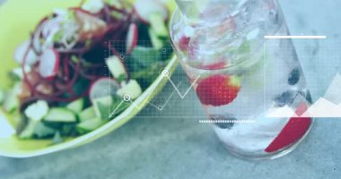 Salata kasesi, gri masada çilek suyu tutan sürahinin yanında şeffaf çizelgeler gösteriyor. Sağlıklı, beslenme, tazelik, canlı, veri görselleştirme, analiz, sağlık