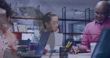 Ekip teknoloji toplantısında masanın etrafında oturuyor, kod örtülerini ve kağıt dökümanlarını analiz ediyor. İşbirliği, beyin fırtınası, yenilik, girişim, işyeri, modern, takım çalışması