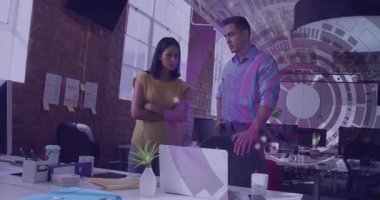 İş ofisinde el kol hareketi yapan erkek ve kadın animasyon çizelgeleri ve veri simgeleri sergiliyorlar. Çalışma alanı, işbirliği, beyin fırtınası, yenilik, modern, profesyonel, iletişim