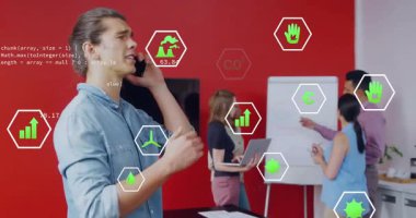 Akıllı telefon ve tablet tutan meslektaşlar iş görüşmelerinde işbirliği yapıyorlar, CO2 ölçümleri gösteriyorlar. İşbirliği, yenilik, takım çalışması, dijital, modern, sürdürülebilirlik, analitik