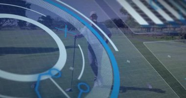 Olgun erkek golfçü golf sahasında golf sahasında sallanıyor, spor teknolojisi HUD kaplamasını gösteriyor. Atletik, açık hava, modern, profesyonel, stratejik, boş zaman, şık