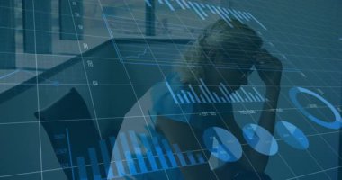 Kıdemli adam ofisinde, finansal bar çizelgeleriyle holografik ızgara sergiliyor. Profesyonel, teknoloji, fütüristik, analitik, kurumsal, yenilik, veri odaklı