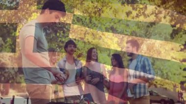 Park Grill 'de grup yemekleri yapmak, arka planda hareketli bayrak çizgileri olan pazarlamaya güç vermek. Açık hava, sosyalleşme, rahatlama, topluluk, canlı, neşeli, gündelik