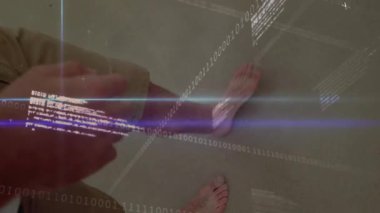 Ön kol holografik arayüzün üzerinde süzülüyor, parlayan mavi çubuklu ikili kod akışlarını yansıtıyor. Gelecekçi, yenilikçi, teknoloji, arayüz, dijital, siber, arayüz tasarımı