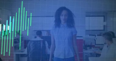 Ofiste orta yaşlı kadın hareketleri, finans tabloları ve animasyon çizelgeleri ile etkileşim içinde. Teknoloji, takım çalışması, yenilik, işbirliği, analitik, modern, kurumsal