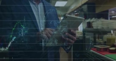 İşletme profesyoneli tableti meşgul mutfakta tutuyor, yüzen teknik çizelgeleri ve kilit simgesini gösteriyor. Teknoloji, yenilik, işbirliği, şirket, otomasyon, veri, dijital