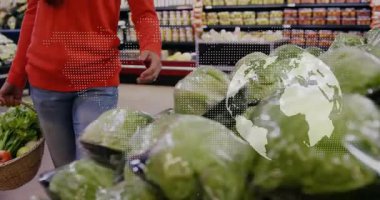 Market koridorunda kıvırcık kıvırcık kıvırcık kadın alışverişçisi, perakende verileri için dijital harita örtüsü gösteriyor. Perakende, tüketici, pazar, dijital, alışveriş, ticaret, modern