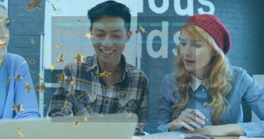 Teknoloji ofisinde dizüstü bilgisayarda çalışan üç iş arkadaşı, yüzen yıldızlar ve kod satırları. Takım çalışması, yenilik, dijital, yaratıcı, çalışma alanı, modern, başlangıç