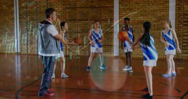 Animasyon spor istatistikleri ve kavisleri göstererek basketbol sahasında genç oyuncuları çalıştıran erkek koç. Atletizm, takım çalışması, eğitim, spor giyimi, motivasyon, aktif, performans