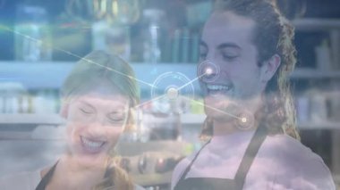 Baristalar kafe tezgahının arkasında espresso makinesini çalıştırıyor. Ağ, kahve teknolojisini gösteriyor. Cafe, misafirperverlik, dijital, yenilikçi, takım çalışması, modern, iletişim