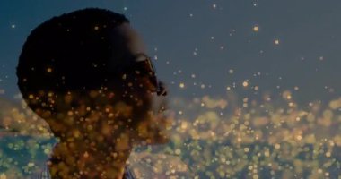 Yansıtıcı güneş gözlüğü takan kadın altın parçacıklarıyla kıyı teknolojisi sahnesine bakıyor. Yaz zamanı, sükunet, zarafet, sükunet, açık hava, macera, ilham