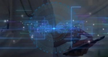 Erkek doktor, parlayan düğümün yanında steteskop tutarken klinikte mavi dijital arayüzü görüyor. Sağlık, teknoloji, yenilik, tanı, teletıp, fütürizm, profesyonellik