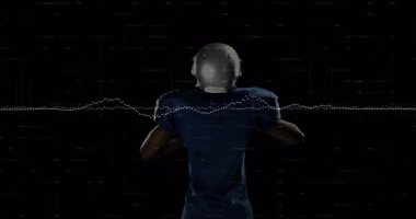 Stüdyoda duran kask takan bir futbol atleti teknolojik veri dalgası numaralarını gösteriyor. Sporcu, spor, fitness, teknoloji, veri, performans, dijital