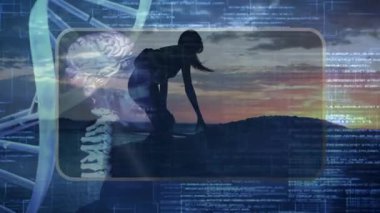 Kadın silueti gün batımında kıyıda duruyor ve beyin teknolojisi grafiklerini ve kaydırma kodlarını birleştiriyor. Siluet, teknoloji, distopyan, gelecekçi, manzara, yenilik, veri