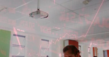 Sınıfta bağımsız çalışan öğrenciler, kırmızı finansal çizelgeler ve yükselen oklar sunuyorlar. Eğitim, gençlik, öğrenme, teknoloji, takım çalışması, akademik, kalkınma