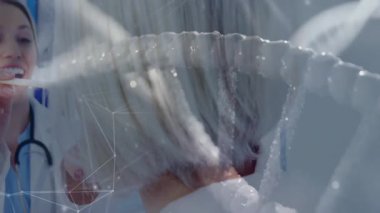 Pembe önlüklü hastayı muayene eden doktor, ağ steteskobu, dil bastırıcı ikonlar. Sağlık, profesyonellik, danışma, tanı, klinik, sağlık, modern