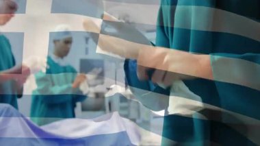 Erkek cerrah, tıbbi tiyatroda perdeleri çekiyor. Animasyon EKG çizgisi ve çizelgeleri gösteriyor. Tıbbi, sağlık, steril, ameliyat, cerrahi, hastane, klinik