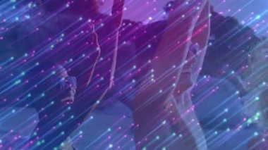 Arkadaşlar güneş gözlüğü takarak plajda dans ediyorlar pazarlama için neon ışık çizgileri sergiliyorlar. Neşeli, enerjik, enerjik, gece hayatı, yaz, kutlama, sosyal