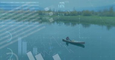 Sakin gölde kanoda yüzen adam yarı saydam turta grafiklerini gösteriyor. Teknoloji için dünya haritası çiziyor. Macera, keşif, sükunet, açık hava, veri görselleştirme, yenilik, sürdürülebilir