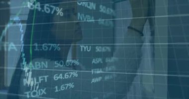 Kadın panoyu işaretlerken, erkek finans için yeşil trend çizelgesi gösteriyor. Finansal analiz, takım çalışması, şirket, modern, veri görselleştirme, işbirliği, iş stratejisi