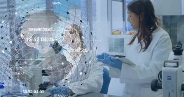 Bilim insanları araştırma laboratuvarında tablet ve mikroskop kullanarak dijital ağ küresini gösteriyorlar. Bilim insanları, araştırma, yenilik, teknoloji, işbirliği, kesinlik, sanayi