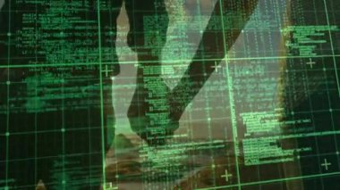 Teknoloji arayüzünde el ele tutuşan çift yarı saydam kod blokları ve şebeke işaretleyicileri gösteriyor. Teknoloji, dijital, yenilik, siber güvenlik, veri, ağ oluşturma, geleceksel