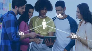 Ofis çalışma alanındaki tablet etrafında iş birliği yapan iş ekibi animasyon ağ simgeleri sergiliyor. İşbirliği, takım çalışması, yenilik, dijital, profesyonel, modern, beyin fırtınası