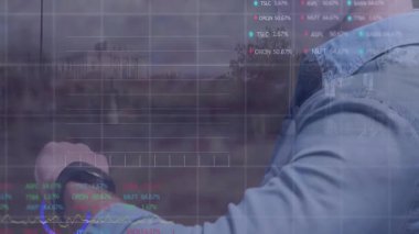 Yetişkin bir erkek avluda kollarını uzatıp akıllı hareketlerini kontrol ediyor ve animasyon mali tabloları gösteriyor. Teknoloji, finans, şirket, yenilik, veri, analitik, profesyonel