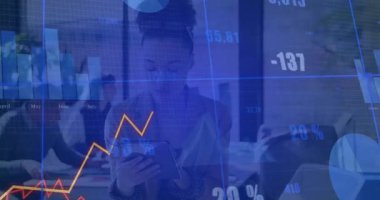 Meslektaşları verileri incelerken elinde finans grafiklerini gösteren tablet tutan profesyonel bir kadın. Kurumsal, analitik, modern, işbirliği, çalışma alanı, teknoloji, iş