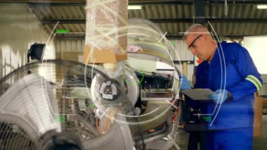 Erkek teknisyen havacılık bölümünde kablo bileşenlerini gösteren HUD grafikleriyle motoru inceliyor. Havacılık, mekanik, sanayi, mühendislik, teknoloji, güvenlik, bakım