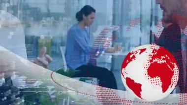 Konferans odasında iş birliği yapan iş adamları, 3 boyutlu dünya üzerinde dizüstü bilgisayar ve büyü sistemiyle etkileşim halindeler. İşbirliği, yenilik, şirket, teknoloji, takım çalışması, modernite, iletişim