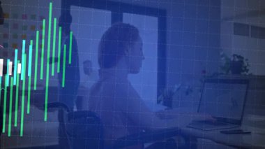 Ofis çalışanları ofisteki dizüstü bilgisayarlarda yazı yazıyor, şeffaf şamdan ve çizgi grafiklerini örtüyorlar. İş, finans, analitik, veri, takım çalışması, modern, büyüme