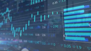 Finansal tablolar kentsel ufuk çizgisinin üzerinde, şamdan çubukları ve sayısal etiketleri gösteren animasyonlar sergiliyor. Finansal, analitik, endüstriyel, dijital, veri, teknoloji, yatırım